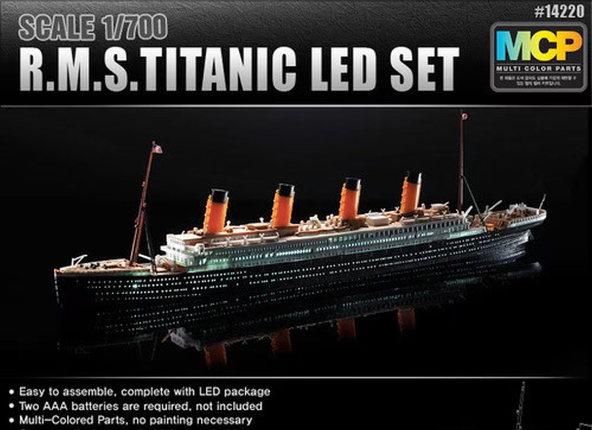 Academy Model 14220  R.M.S. Titanic with LED Set