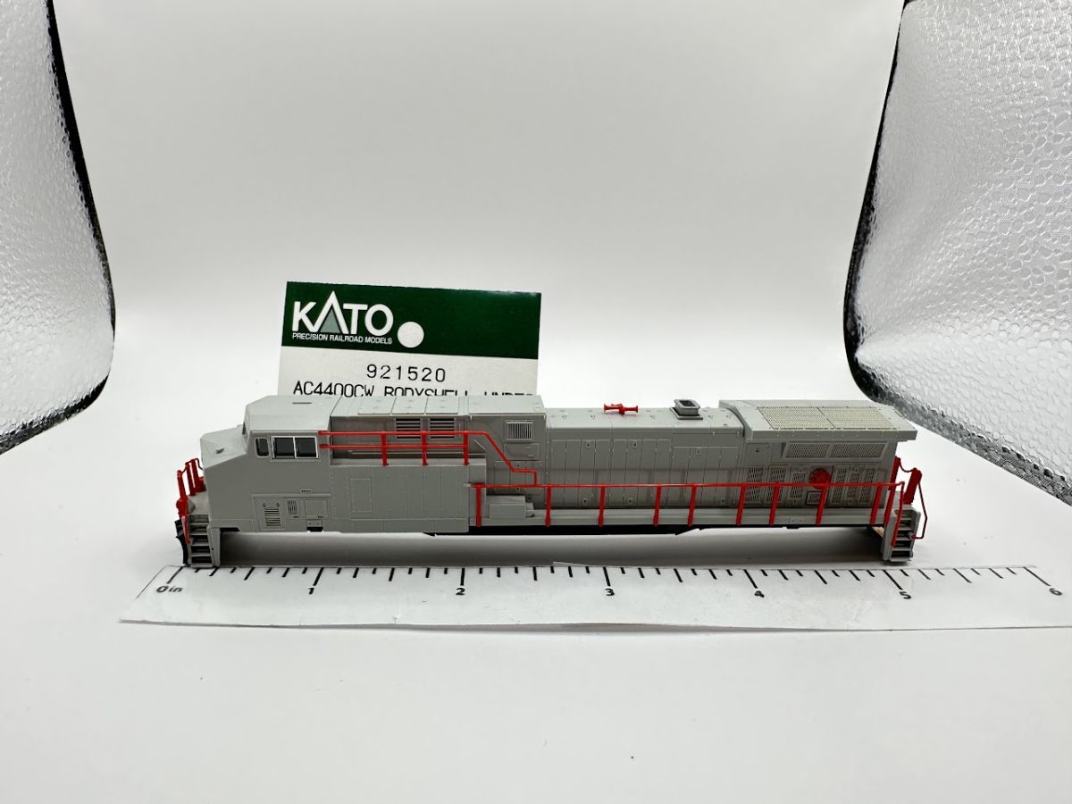 Kato USA Model Train 921520 AC4400CW Bodyshell Undec (2-Vent Early w/ Low Number Board